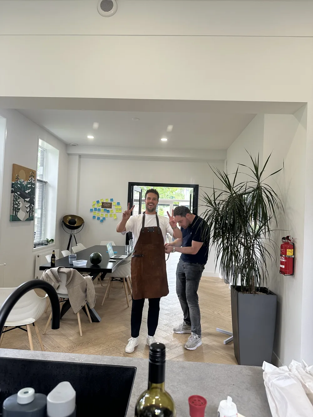 Twee collega’s samen in de keuken op kantoor