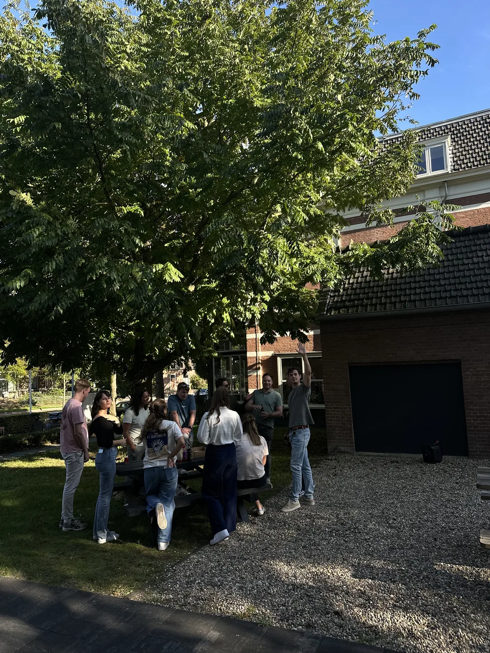 Collega’s samen buiten rond een picknicktafel
